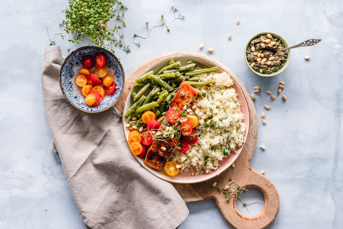 Paahdettu kasviskastike aromatisella riisillä